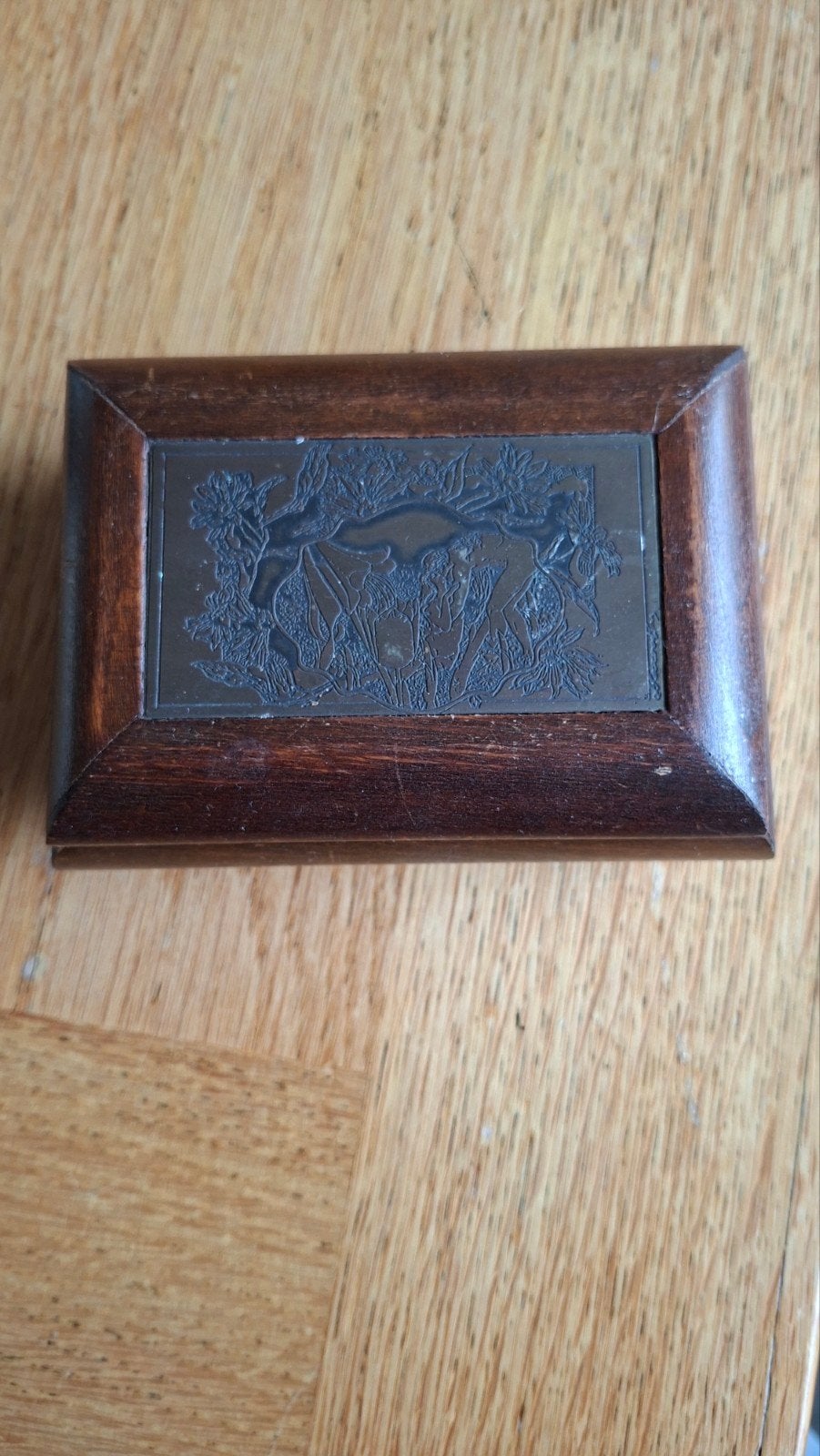 Antiek houten doosje met metalen reliëf, Ophalen