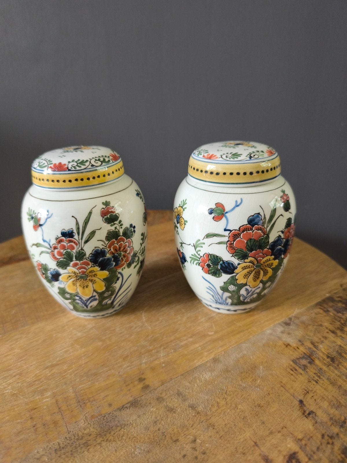 Twee polychrome theebussen De Porceleyne Fles Delft, Antiek en Kunst, Ophalen of Verzenden