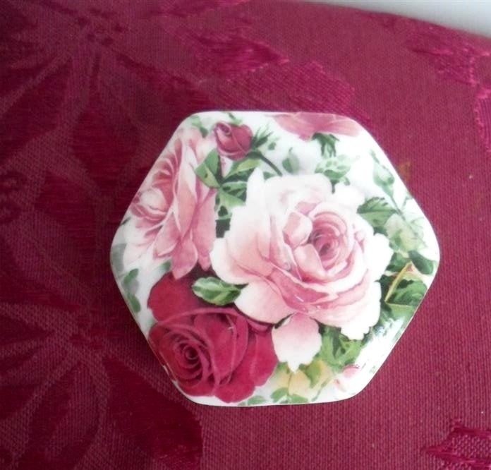 Porseleinen Pillendoosje /Snuisterij doosje. Made in England, Ophalen of Verzenden