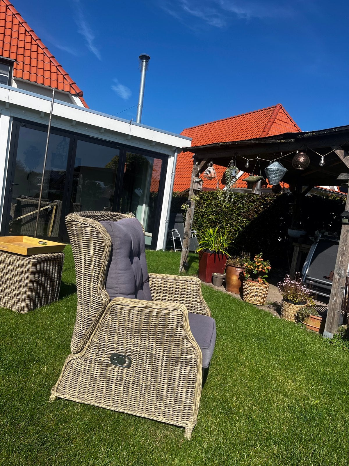 Kunststof rieten stoel met of zonder bijzettafel, Tuin en Terras, Ophalen of Verzenden, Zo goed als nieuw, Kunststof, Verstelbaar