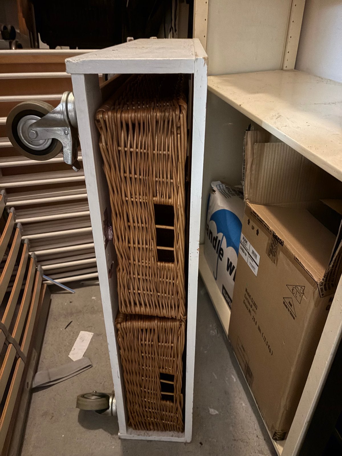 Witte houten trolley met rieten manden, Ophalen, Gebruikt, Wieltjes