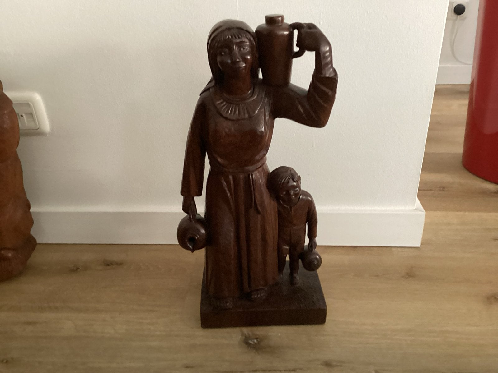 Houten beeld van vrouw met kind en kruiken 50 cm hoog, Antiek en Kunst, Groep mensen, Ophalen of Verzenden, Handgemaakt, 20 - 50 cm