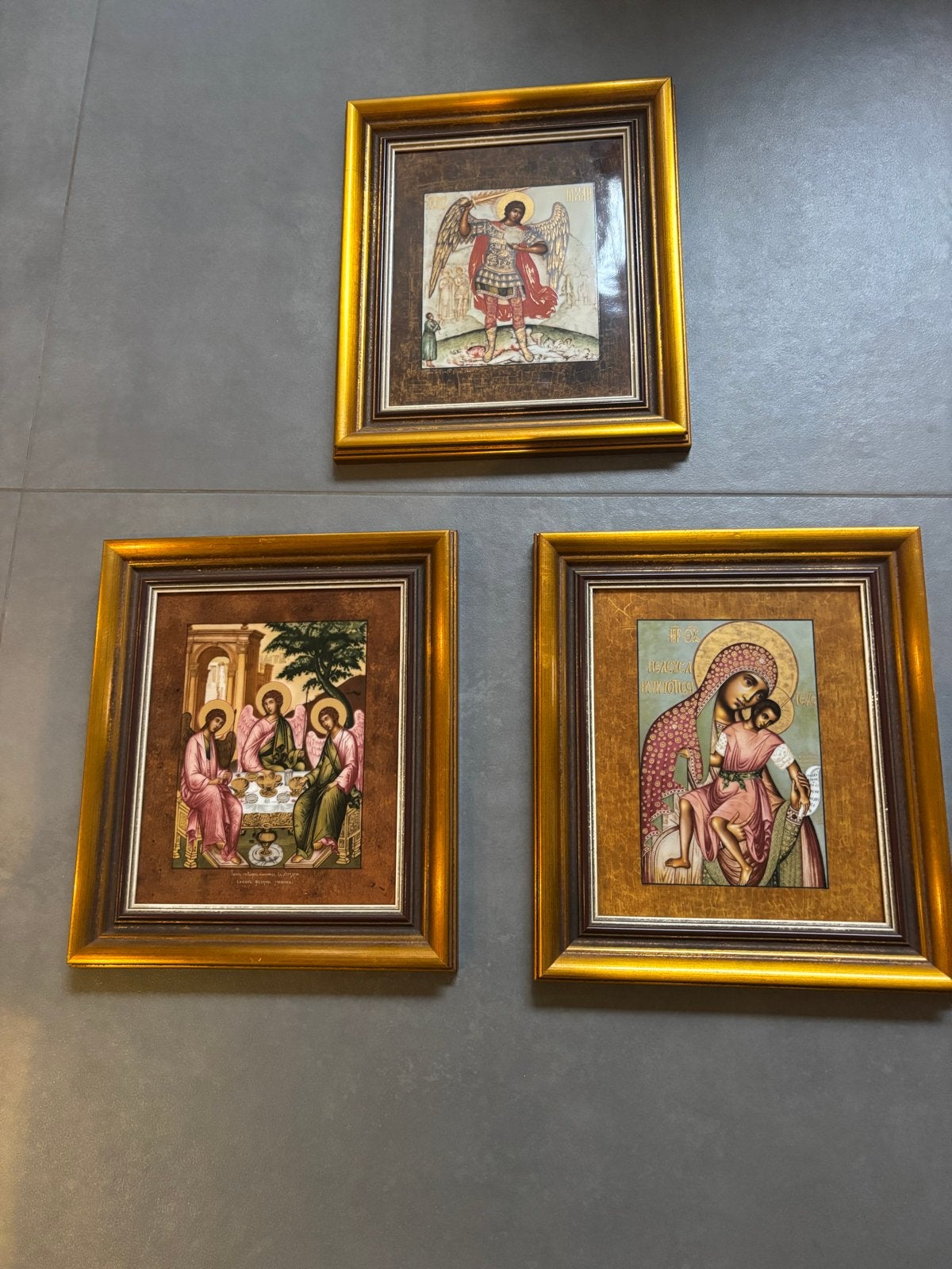 Set van 3 religieuze iconen in gouden lijsten, Ophalen