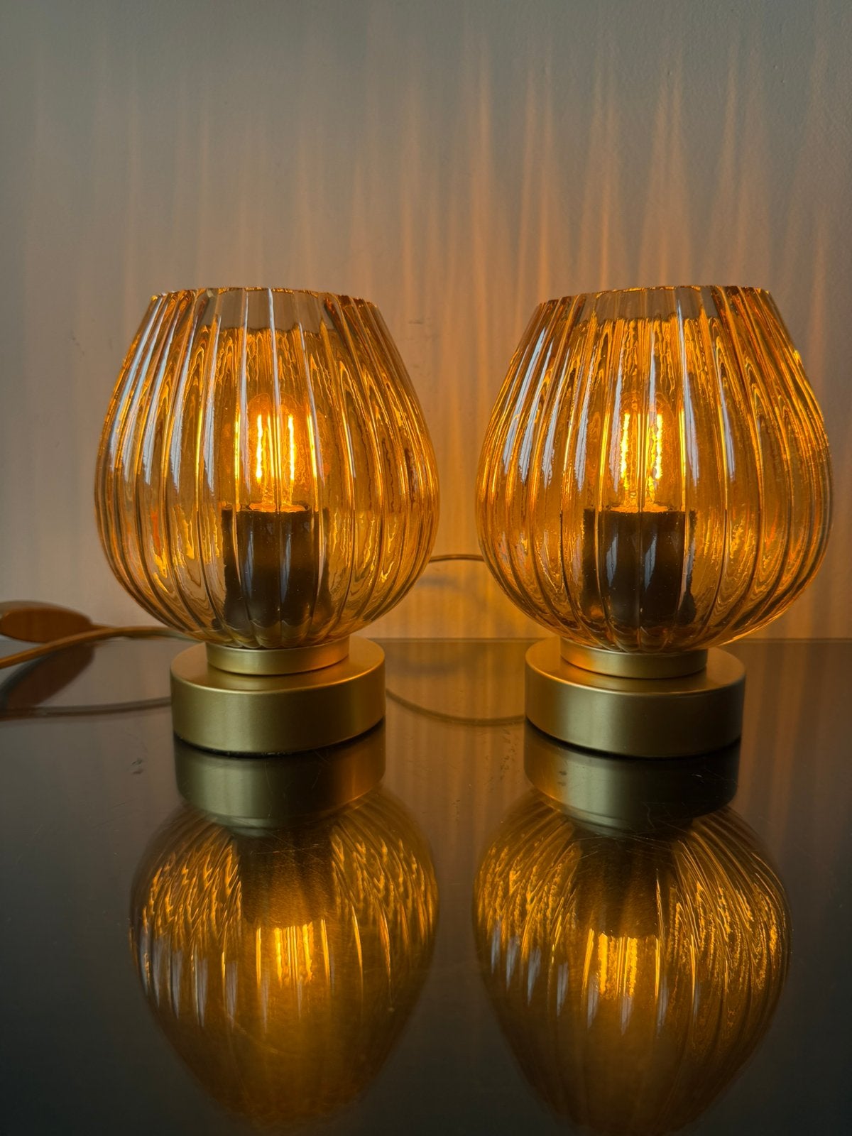 Twee tafellampen goud met warme oranje gloed, Goud, Ophalen of Verzenden, Glas, Sfeerlamp