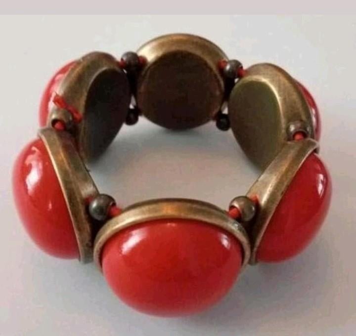 grote Lucite- of Galalith-cabochonarmband, Ophalen