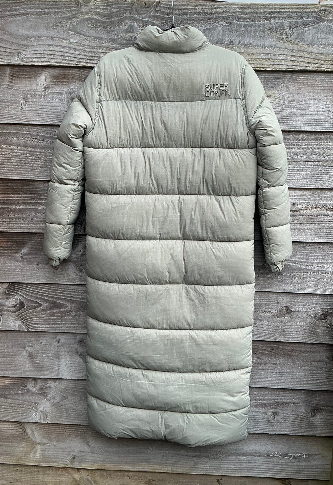 Nieuwe Superdry maxi lange puffer jas Maat L, Ophalen of Verzenden, Nieuw, Maat 42/44 (L), Beige