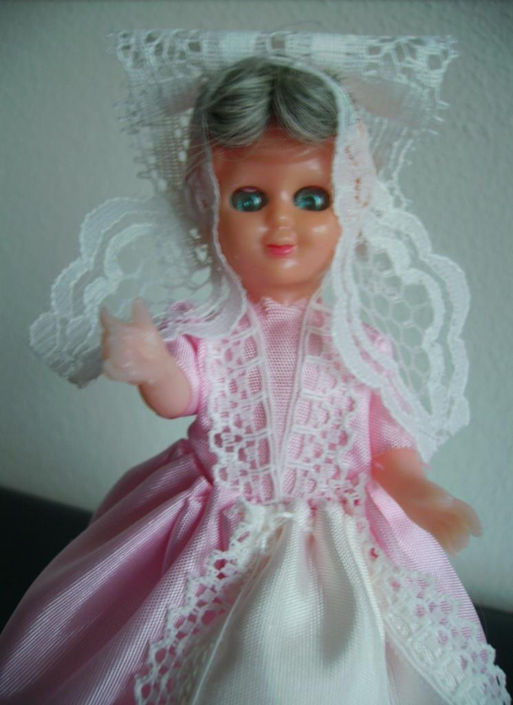 klederdrachtpop Nieuwpoort 17 cm. , roze, Verzamelen, Poppen, Ophalen of Verzenden, Zo goed als nieuw, Pop