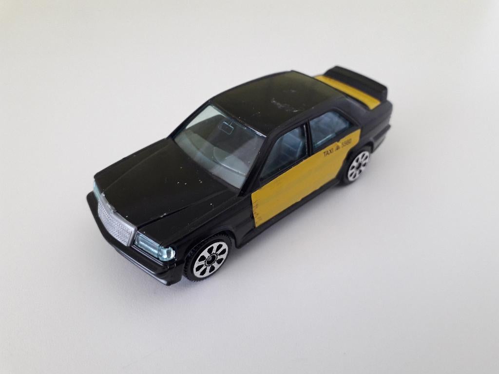 mercedes 190e      burago      mercedes benz taxi, Hobby en Vrije tijd, Modelauto's | 1:43, Ophalen of Verzenden, Gebruikt, Auto