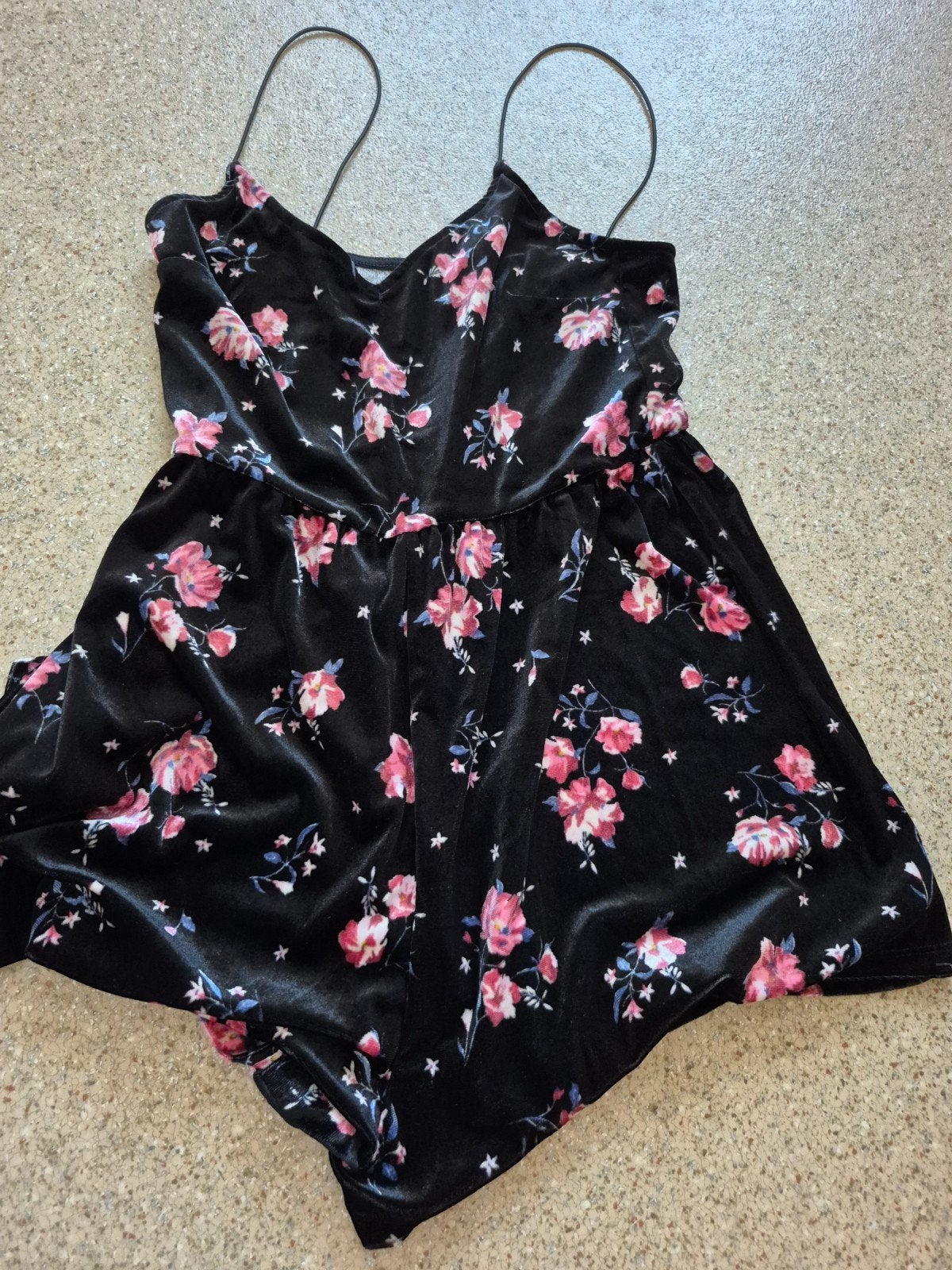 H&M fluwelen playsuit met bloemenprint, H&M, Zwart, Ophalen of Verzenden, Zo goed als nieuw