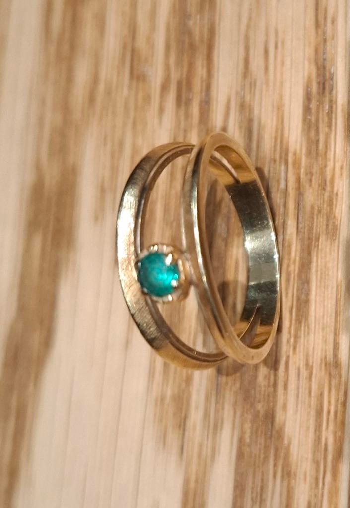 Gouden ring met smaragd steentje, Ophalen, Zo goed als nieuw, 17 tot 18, Met edelsteen
