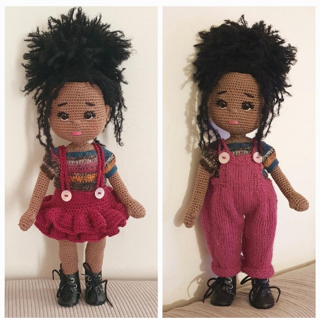Nieuw: Handgemaakte donkere pop met kleertjes en schoentjes., Kinderen en Baby's, Speelgoed | Poppen, Ophalen of Verzenden