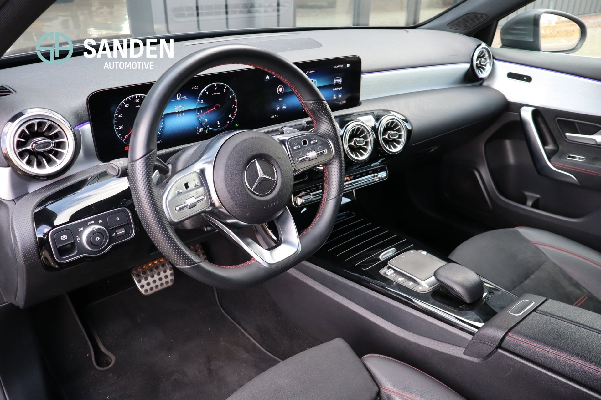 Mercedes-Benz A-klasse 180 AMG Line|LED|Sfeerverlichting|Nav, Auto's, Mercedes-Benz, 136 pk, Gebruikt, 4 cilinders, Alcantara