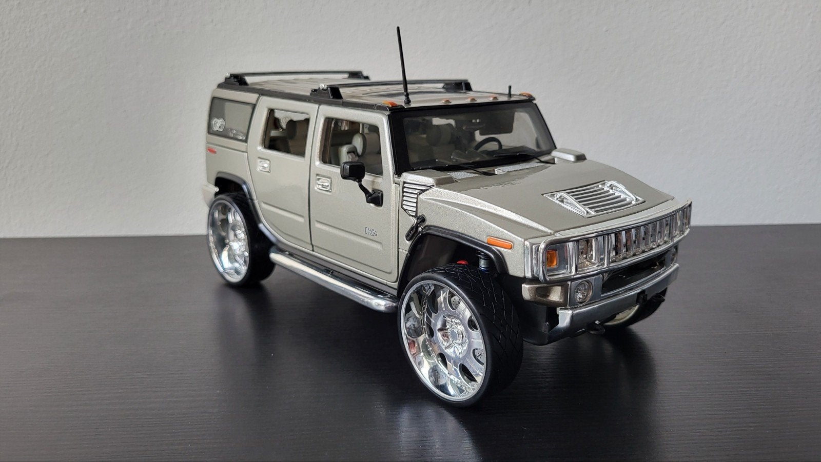1/18 Hummer H2 Playerz Maisto custom UNIEK bronsmetallic DUB, Ophalen of Verzenden, Zo goed als nieuw, Auto, Maisto