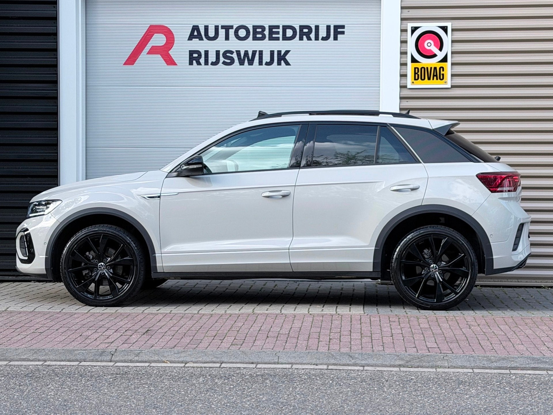 Volkswagen T-ROC 1.5 TSI R-Line Pano/Keyless/Camera, Auto's, Stof, Euro 6, 4 cilinders, Bedrijf