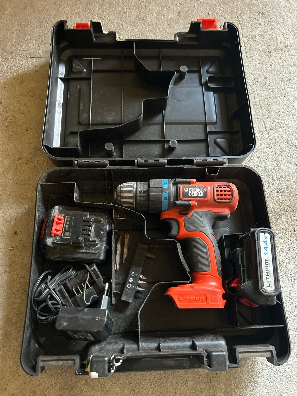Black&Decker Schroefmachine 14.4V met 2 accu's en lader, Ophalen, Gebruikt, Variabele snelheid, Boor- en Schroefmachine