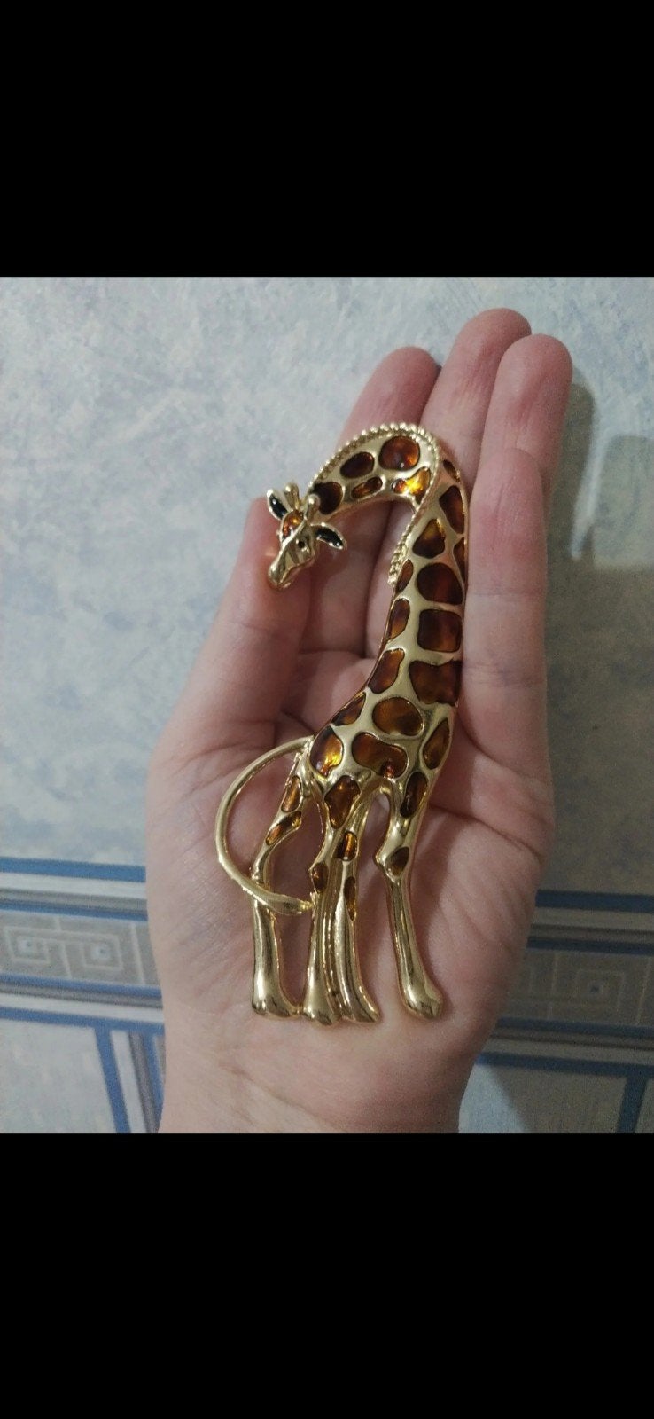 Nieuwe gouden giraf broche met emaille details, Ophalen, Overige materialen, 4 tot 7 cm, Nieuw