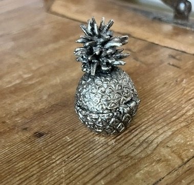 poppenhuis spullen:   zilverkleurige ananas keuken, Verzamelen, Poppenhuizen en Toebehoren, Ophalen of Verzenden, Poppenhuis