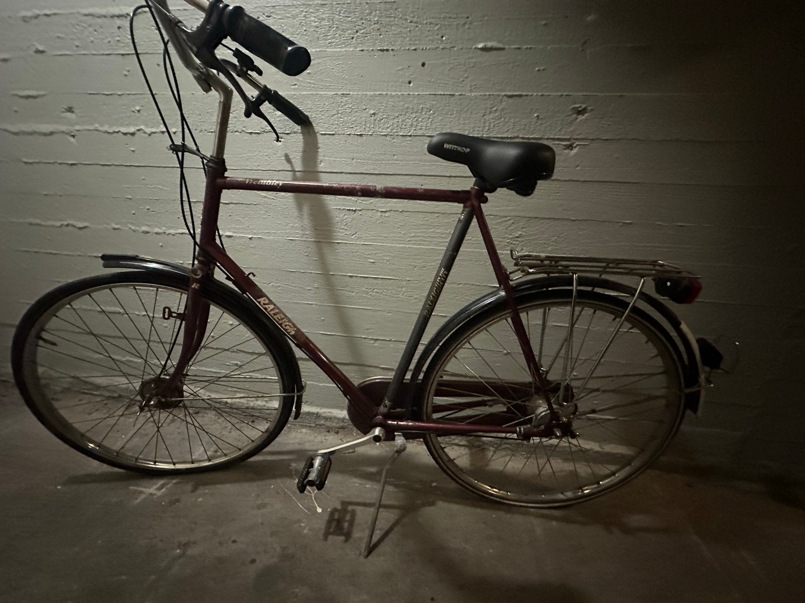 Raleigh Wembley fiets met lekke voorband, Fietsen en Brommers, Fietsen | Heren | Herenfietsen, Gebruikt, Velgrem, 53 tot 57 cm