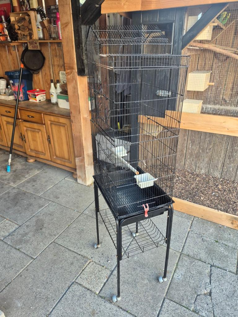 vogelkooi op verrijdbare standaard., Ophalen of Verzenden, Zo goed als nieuw, Metaal, Vogelkooi