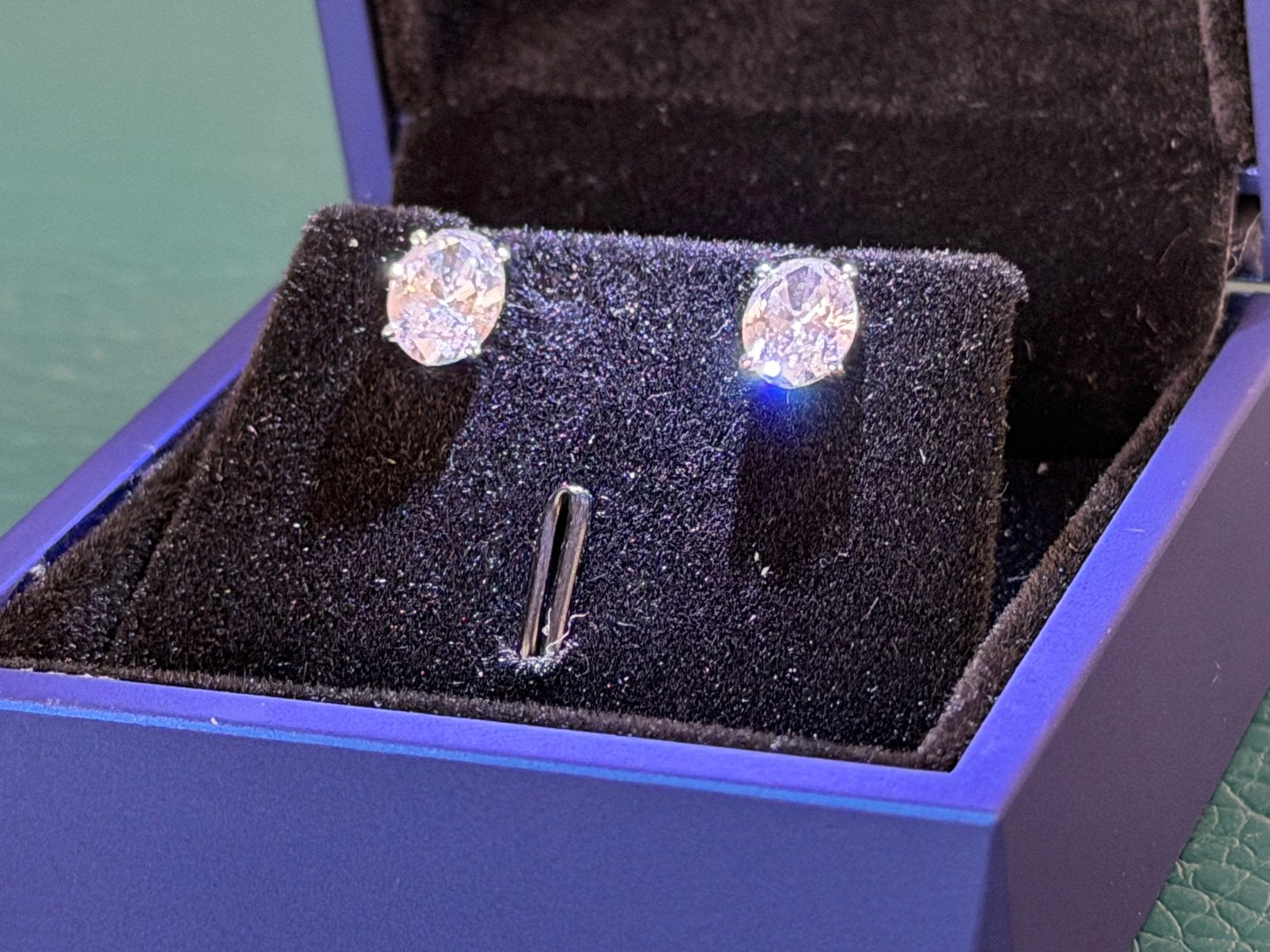 Witgouden ovale oorbellen met 2.09ct diamant en certificaat!, Nieuw, Ophalen of Verzenden, Met edelsteen, Knopjes of Stekers