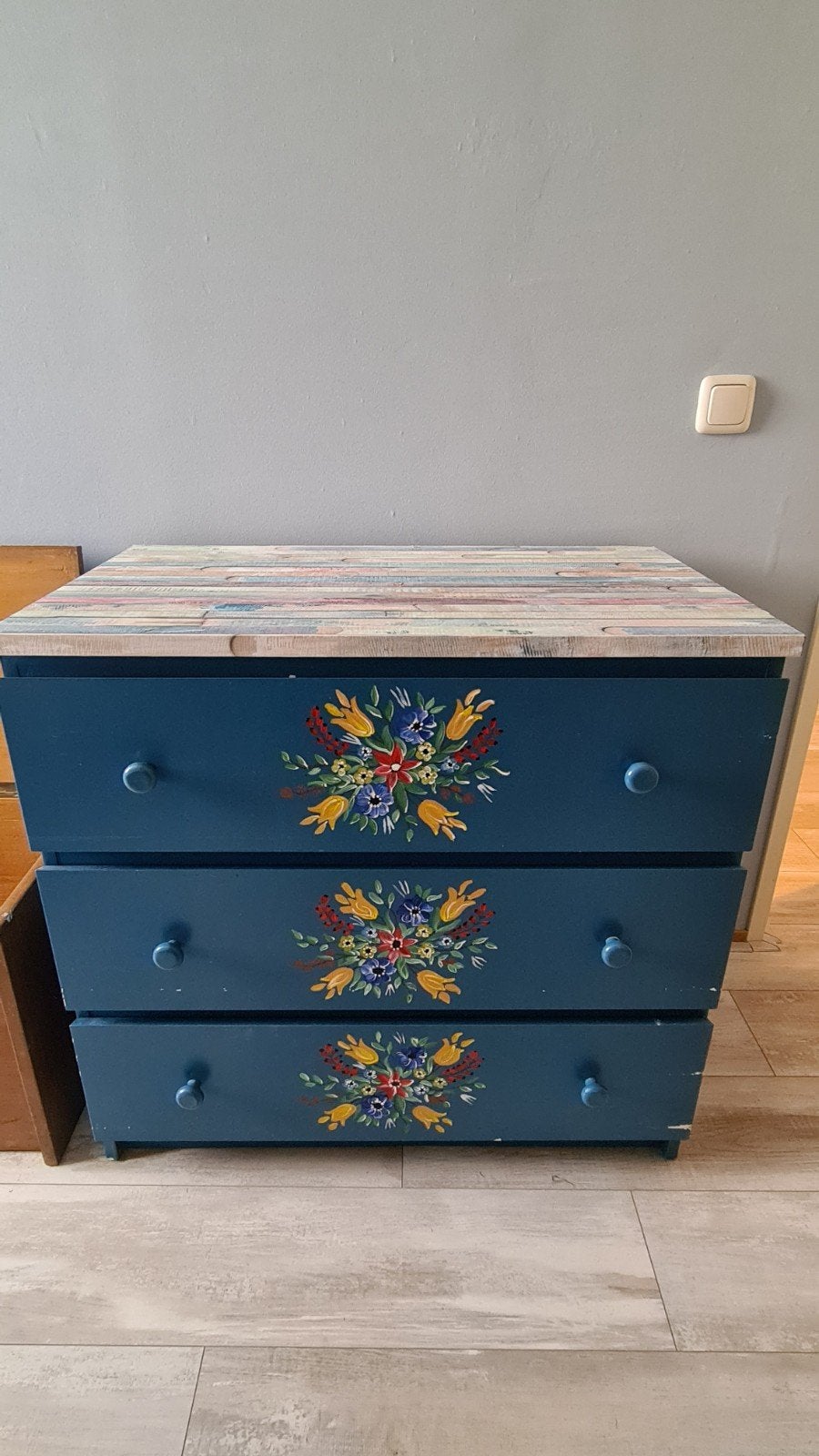 Unieke ladekast met handgeschilderde bloemen, Huis en Inrichting, Ophalen, Gebruikt, 50 tot 100 cm, 3 of 4 laden