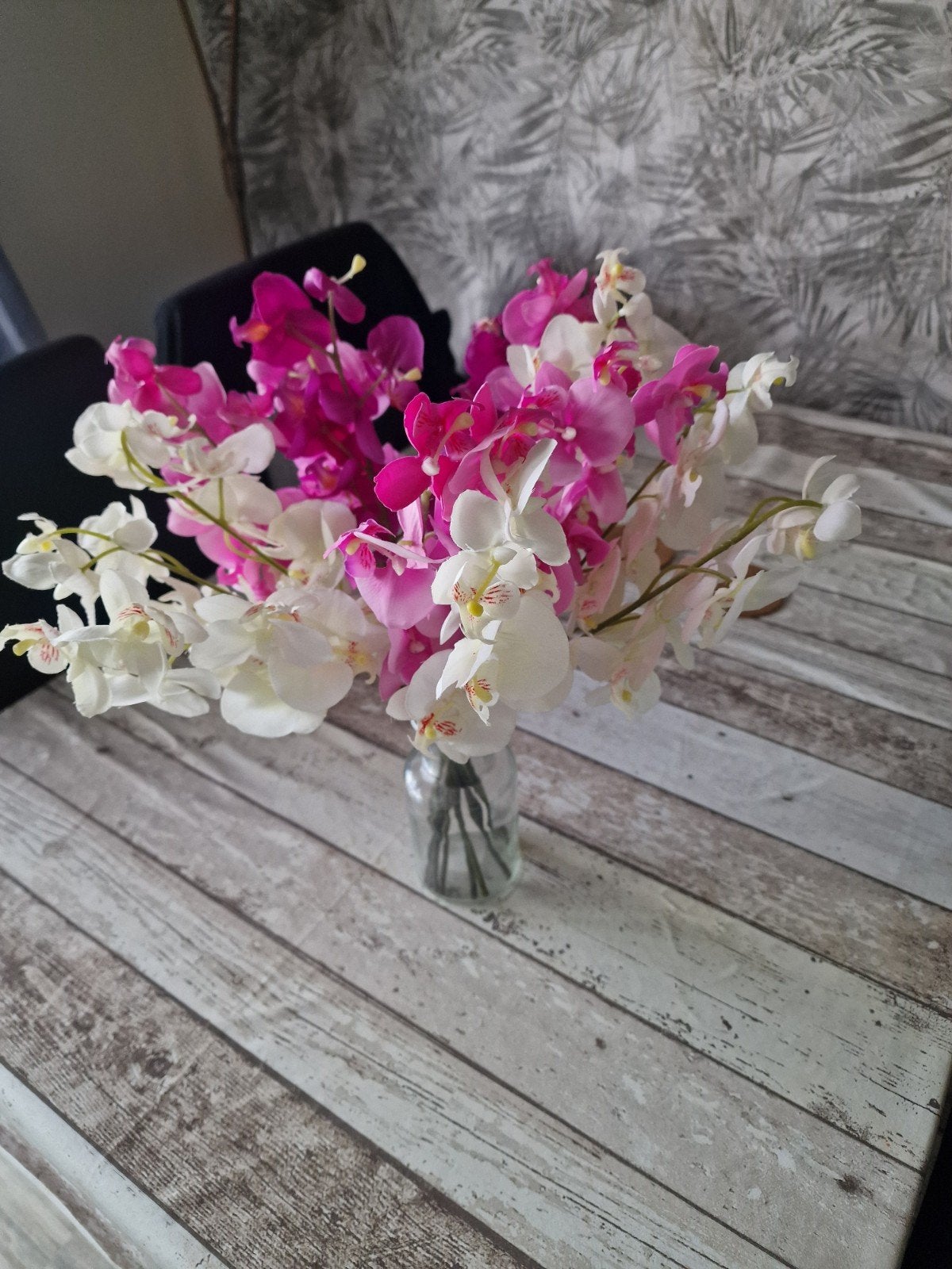 Vaas met kunstbloemen, Ophalen