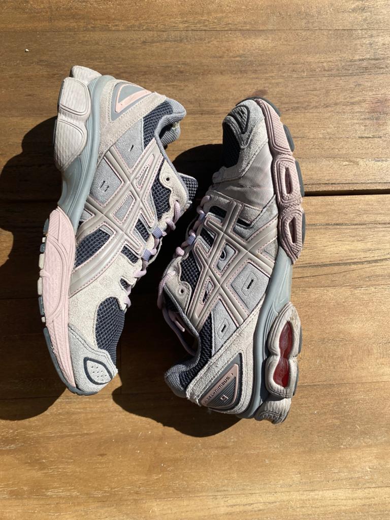 ASICS GEL-NIMBUS 9 Sneakers - Grijs/Roze, Overige kleuren, Ophalen of Verzenden, Sneakers of Gympen, Gedragen
