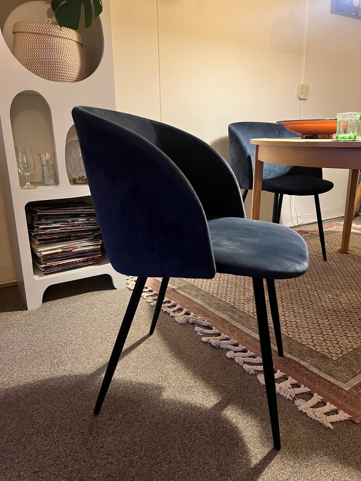 Set van 4 donkerblauwe fluwelen eetkamerstoelen, Huis en Inrichting, Stoelen, Ophalen, Blauw, Zo goed als nieuw, Vier