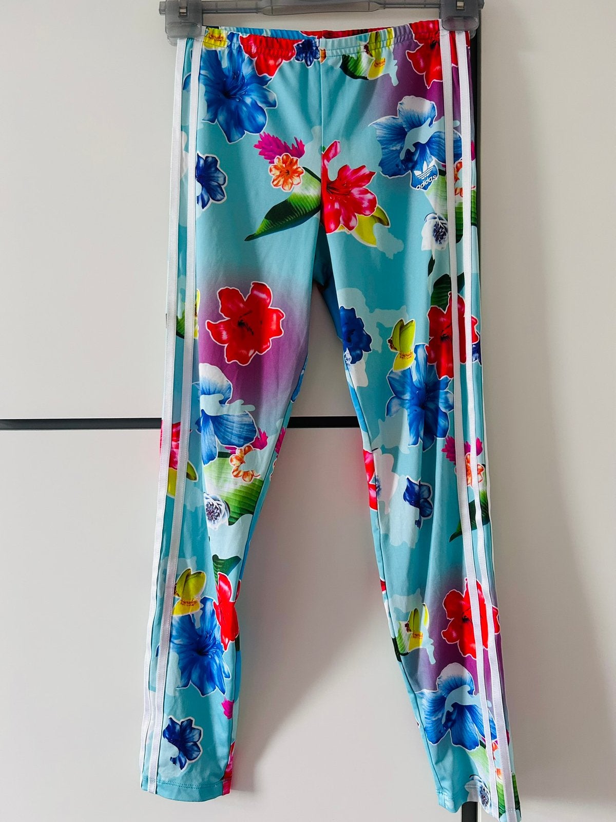 Adidas Bloemenprint Legging Maat 164 (13-14 jaar) Als nieuw, Ophalen of Verzenden, Zo goed als nieuw, Meisje, Broek