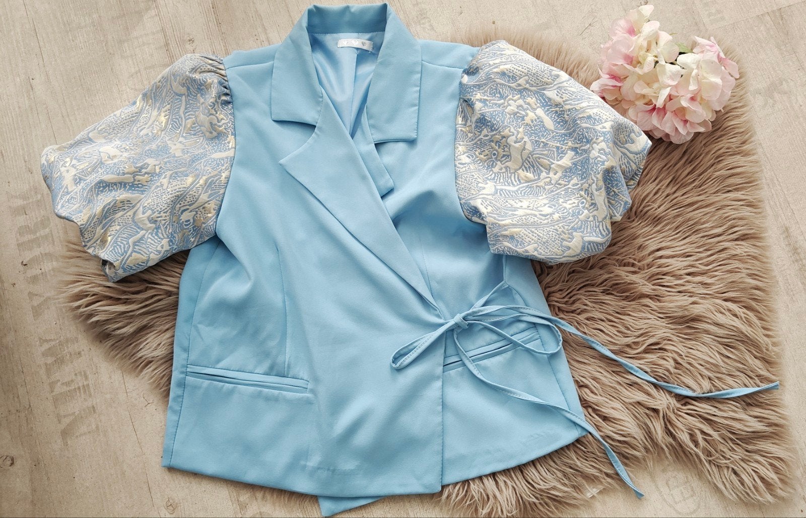 Stijlvol lichtblauw jasje met pofmouwen, Maat 38/40 (M), Blauw, Ophalen of Verzenden, Zo goed als nieuw
