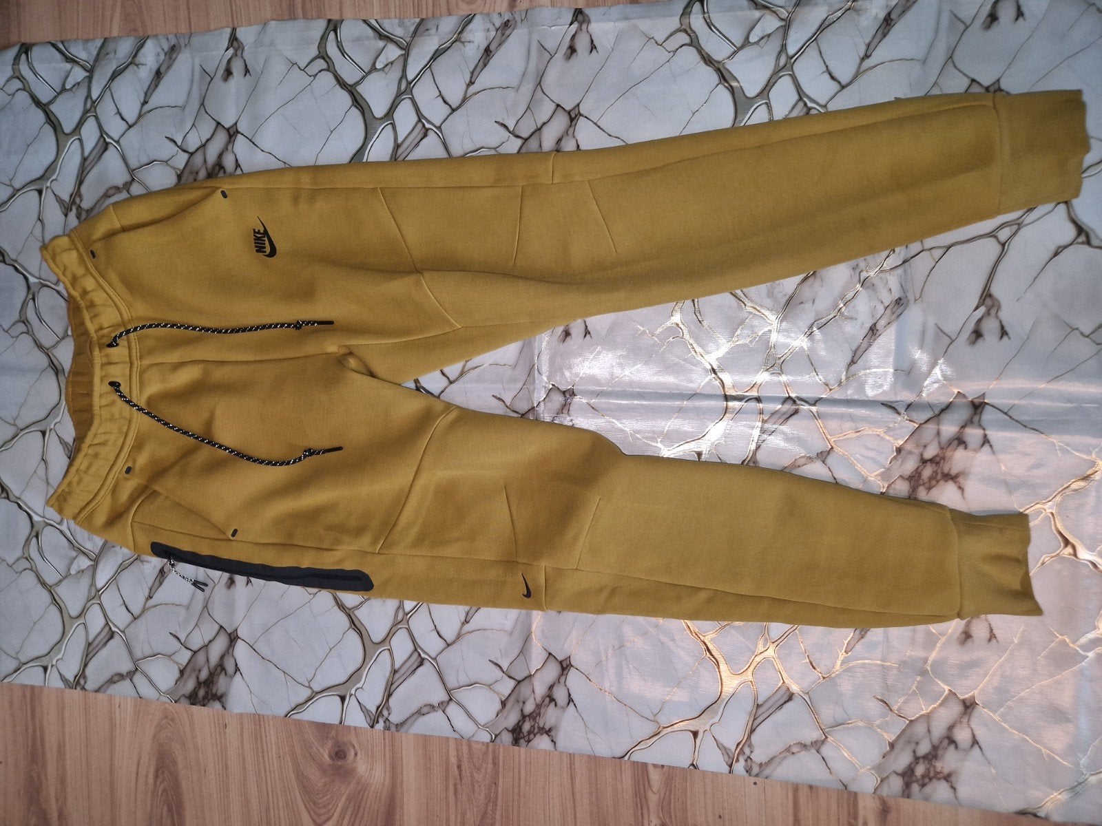 nike tech broek model 2026, Beige, Nike, Ophalen of Verzenden, Zo goed als nieuw