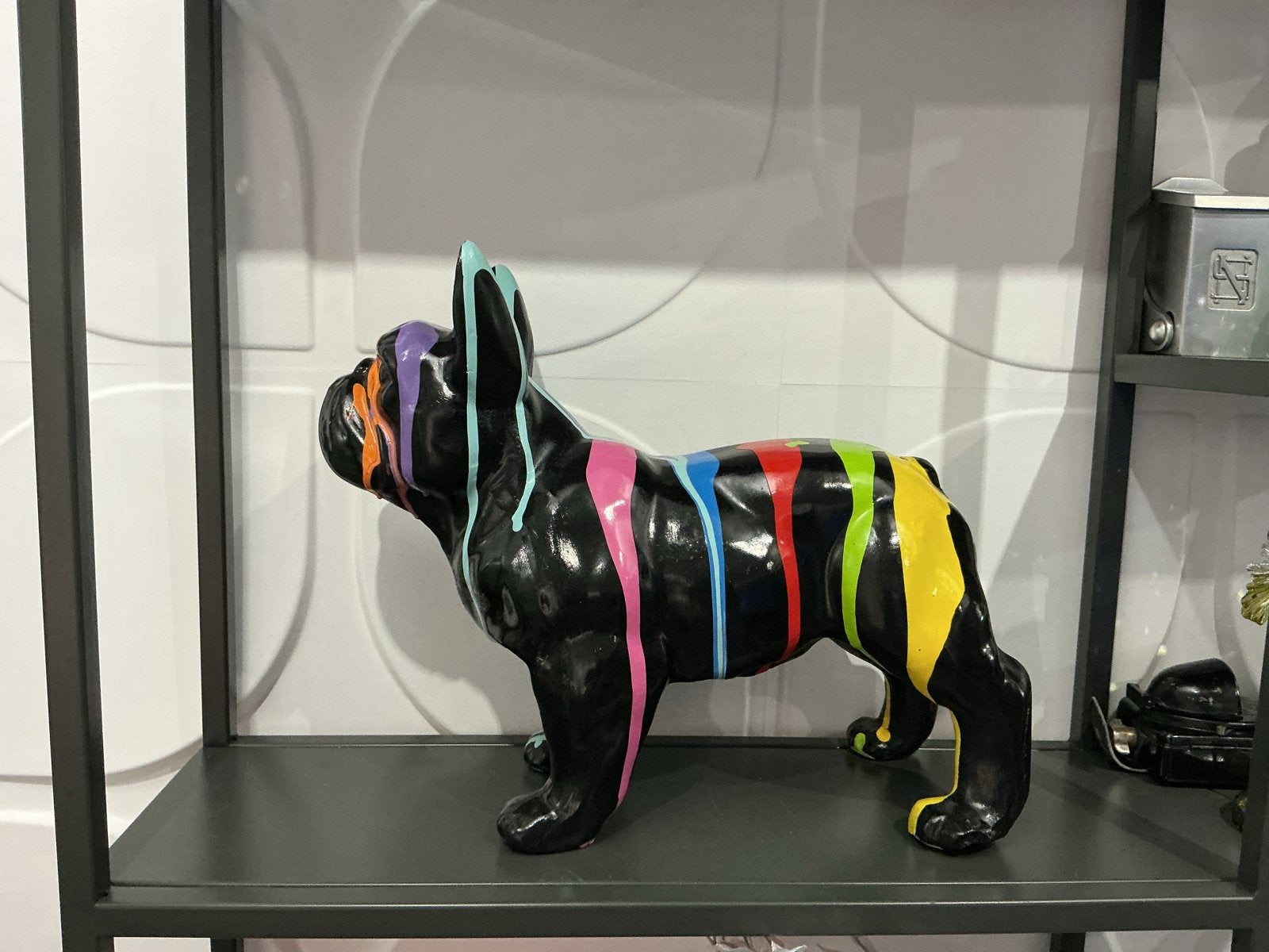 Uniek Beeld Franse Bulldog met Kleurrijke Verfspatten, Antiek en Kunst, Kunststof, Ophalen of Verzenden, Zoogdier, 20 - 50 cm