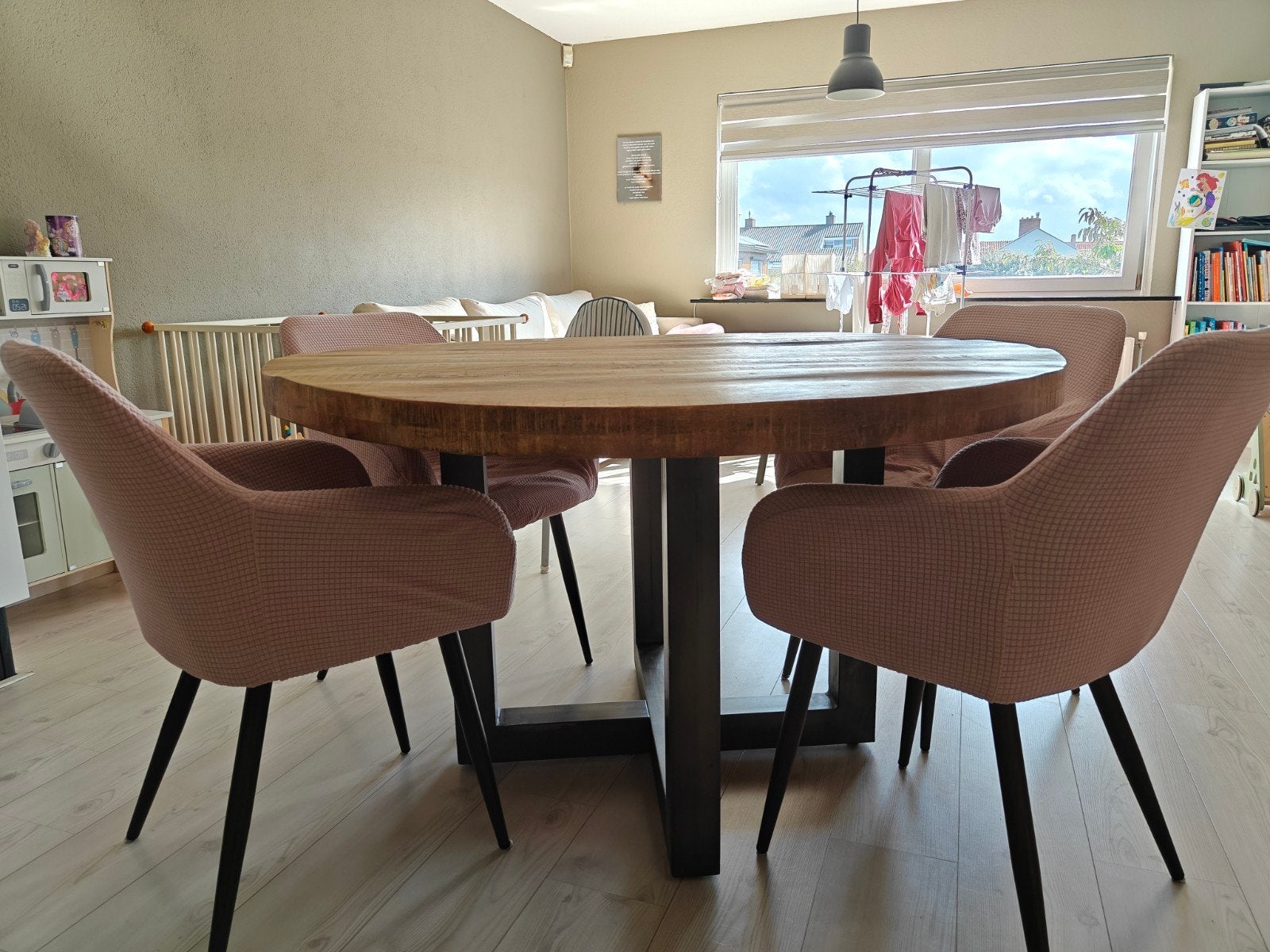 Ronde mangohouten eettafel met metalen onderstel