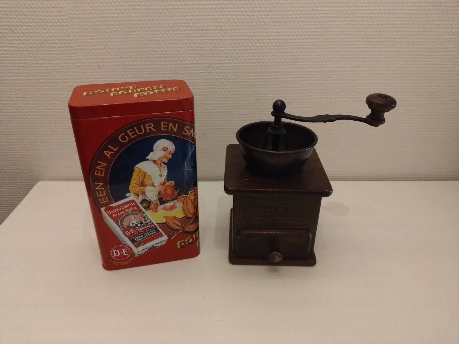 Ouderwetse koffiemolen met vintage koffieblik., Ophalen of Verzenden