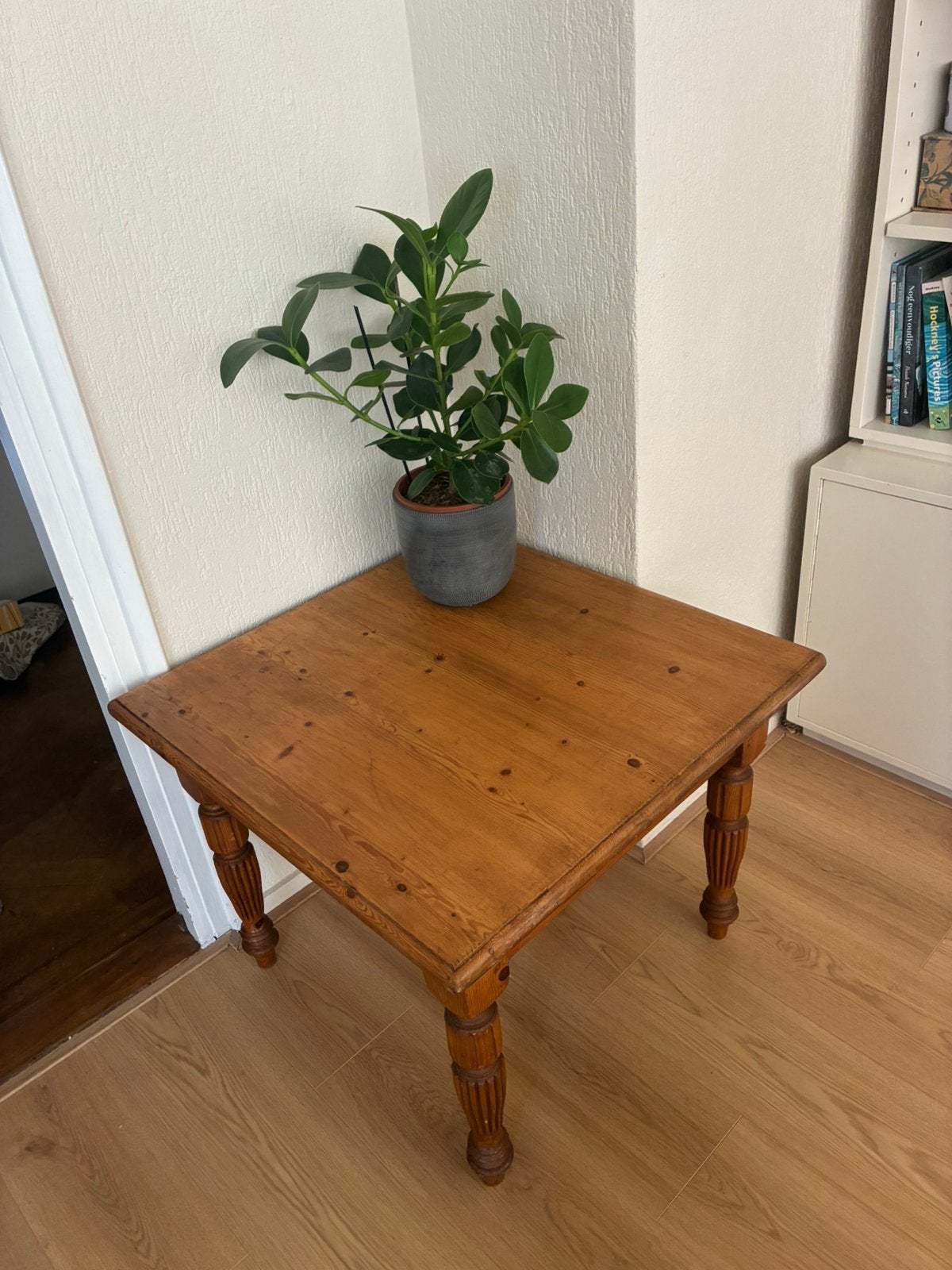 Grenen tafeltje, Ophalen