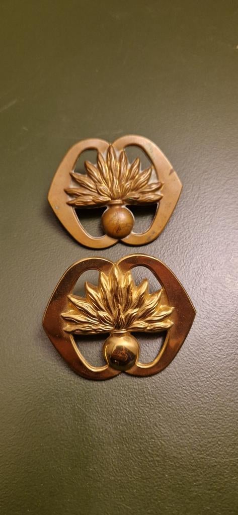 Baretemblemen garde grenadiers., Verzamelen, Ophalen of Verzenden, Landmacht, Nederland, Embleem of Badge