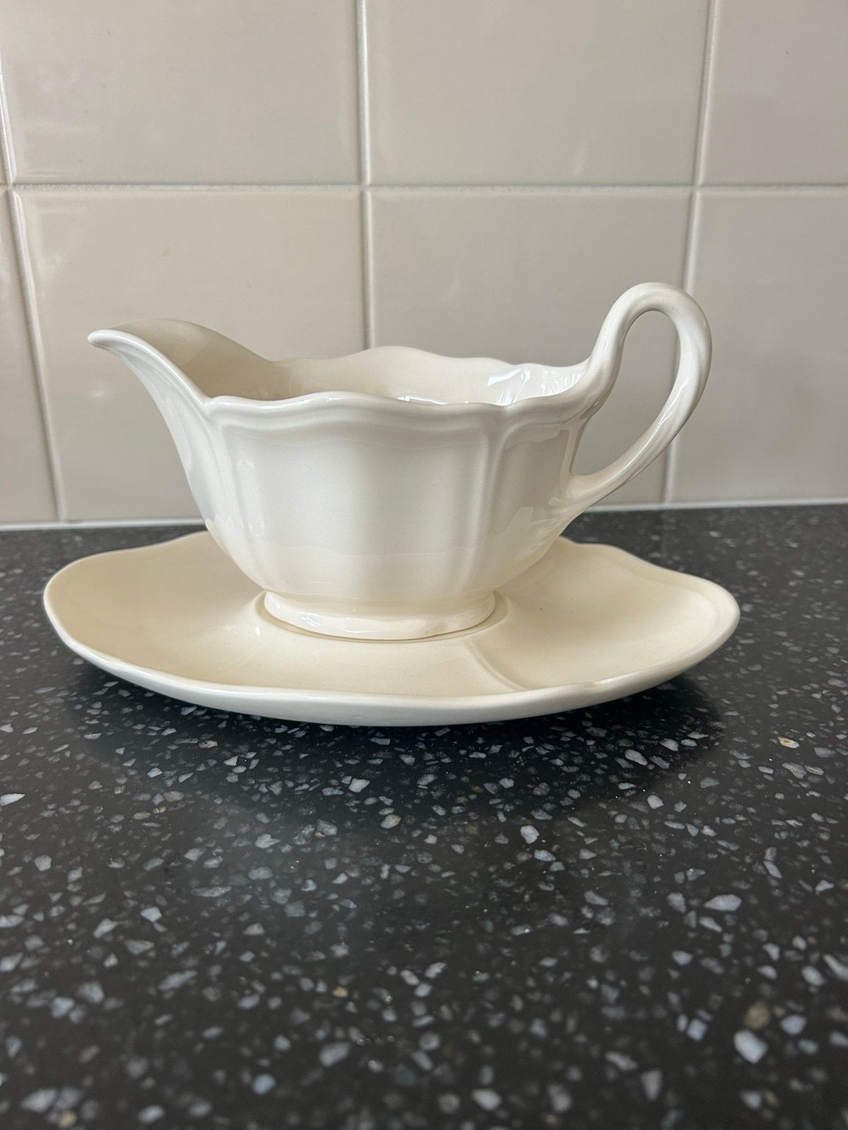 Wedgwood Queen's Ware juskom met schotel, Antiek en Kunst, Ophalen of Verzenden