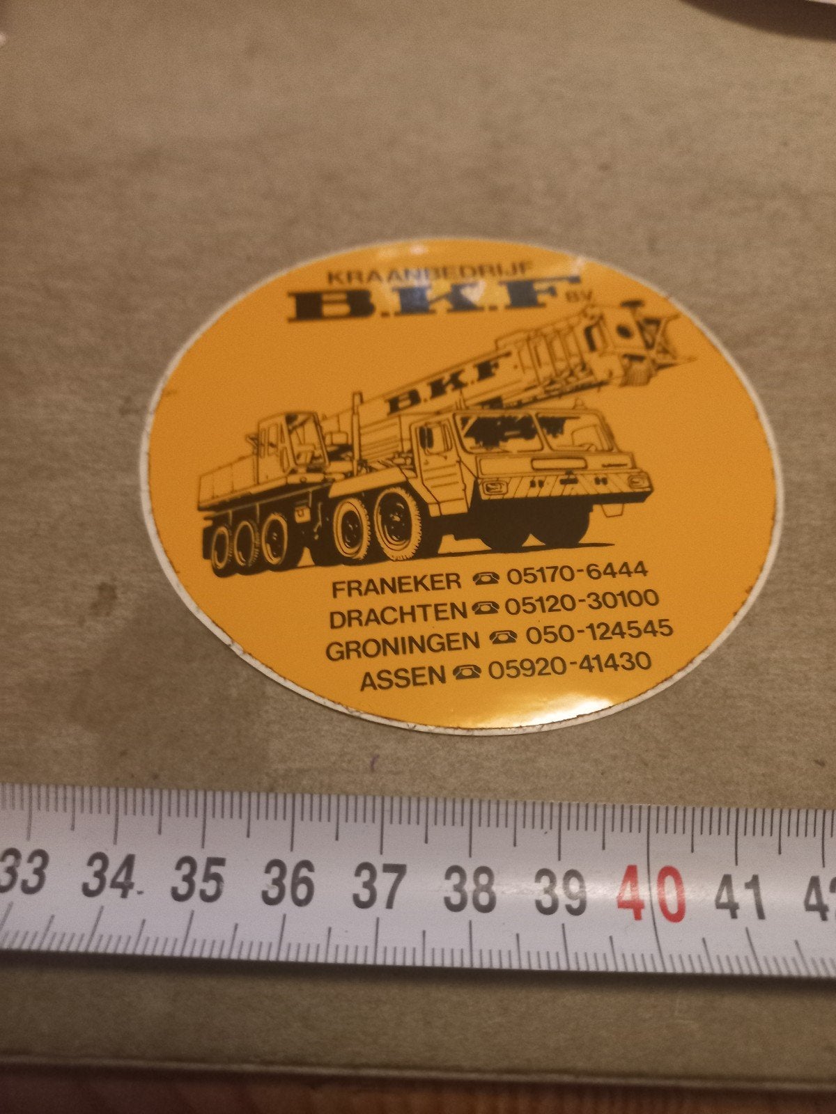 Vintage sticker Kraanbedrijf B.K.F. met kraanwagen, Ophalen of Verzenden