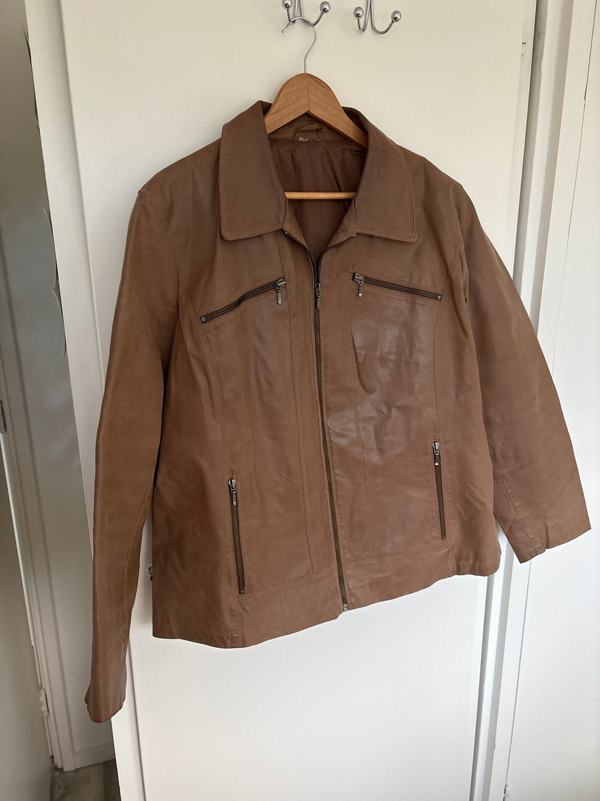 Bruine leren jas, maat 48, met vlek achterop, Ophalen of Verzenden, Gedragen, Maat 46/48 (XL) of groter, Bruin