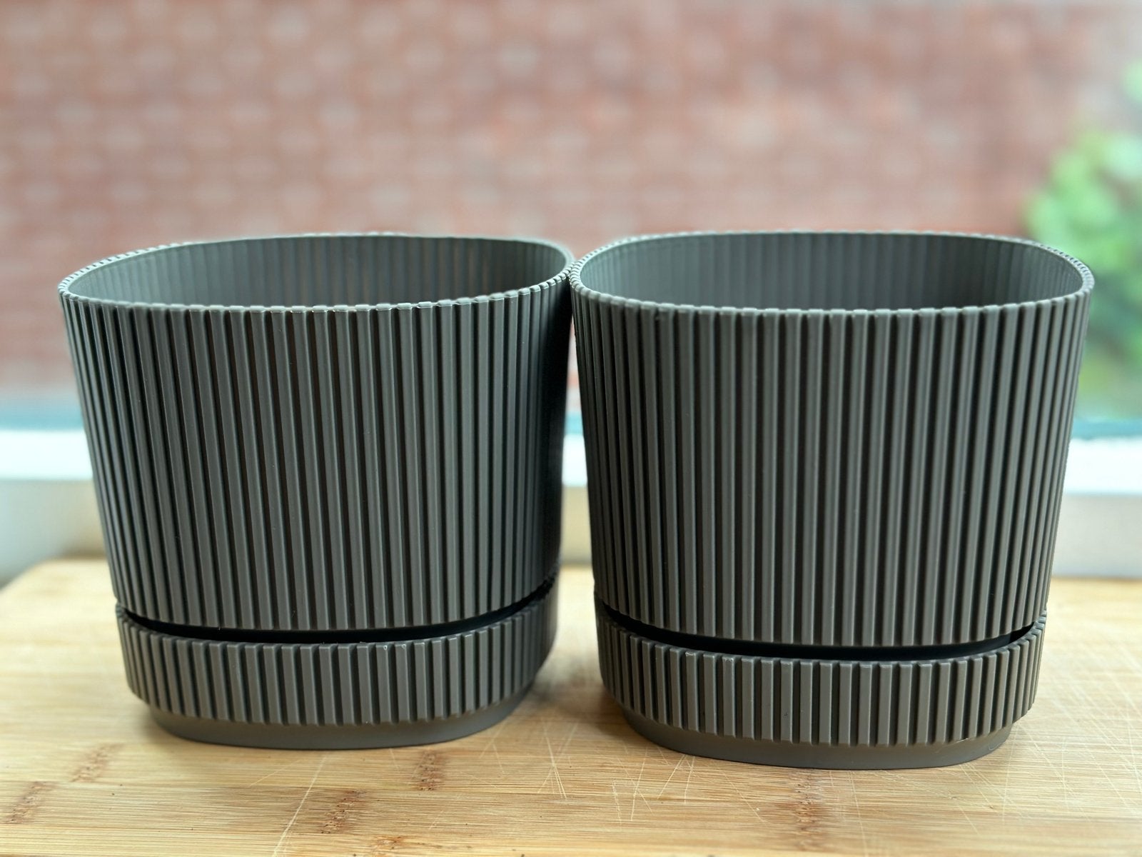 Set van 4 grijze kunststof plantenpotten met waterreservoir, Kunststof, Binnen, Ophalen of Verzenden, Zo goed als nieuw