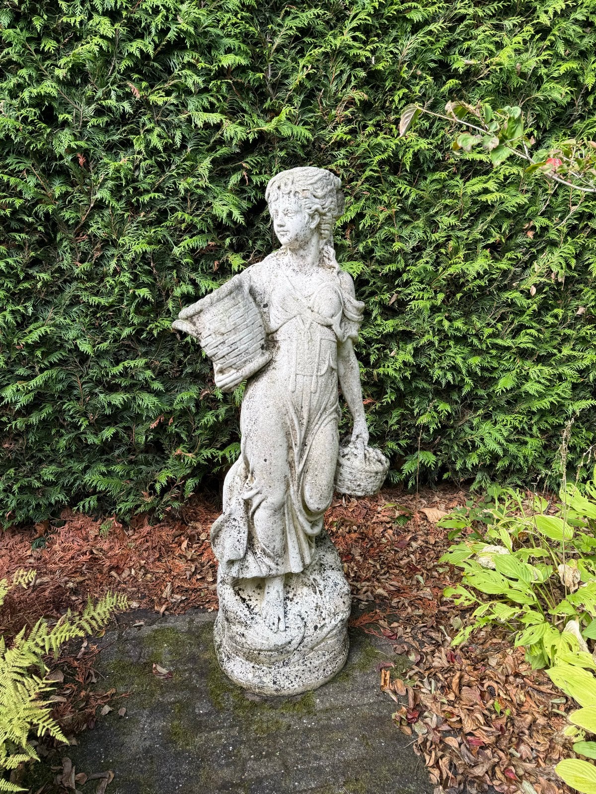 Prachtig stenen tuinbeeld van vrouw met mand en hoorn, Ophalen, Gebruikt, Steen, Mensenbeeld
