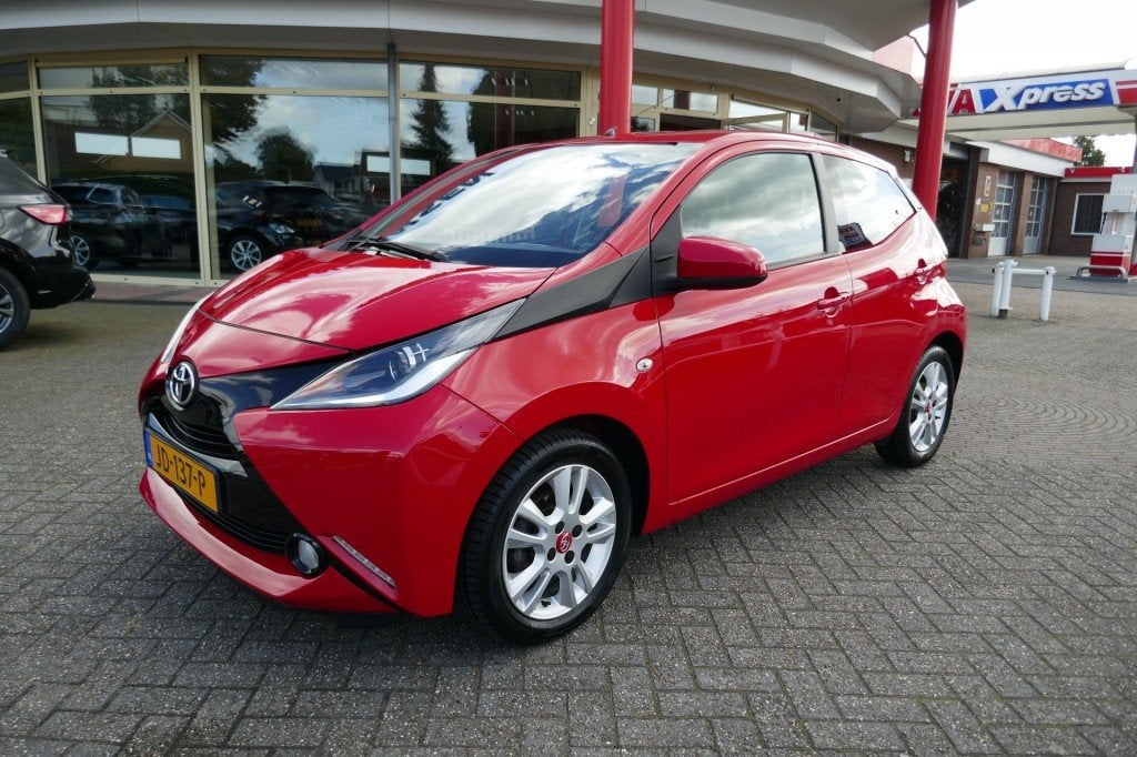 Toyota AYGO 1.0 VVT-I X-PLAY  CAMERA/AIRCO/GROOT SCHERM/NIEU, Auto's, Gebruikt, Euro 6, Met garantie (alle), 4 stoelen