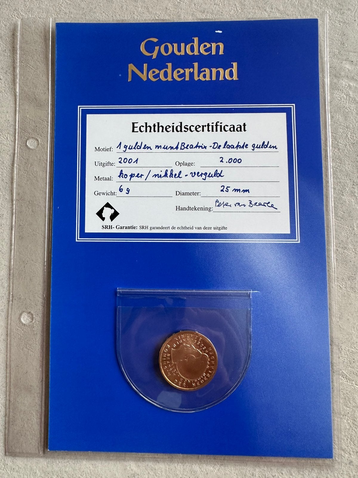 Laatste gulden 2001 verguld, in mapje met certificaat, Postzegels en Munten, Munten | Nederland, Ophalen of Verzenden, Koningin Beatrix