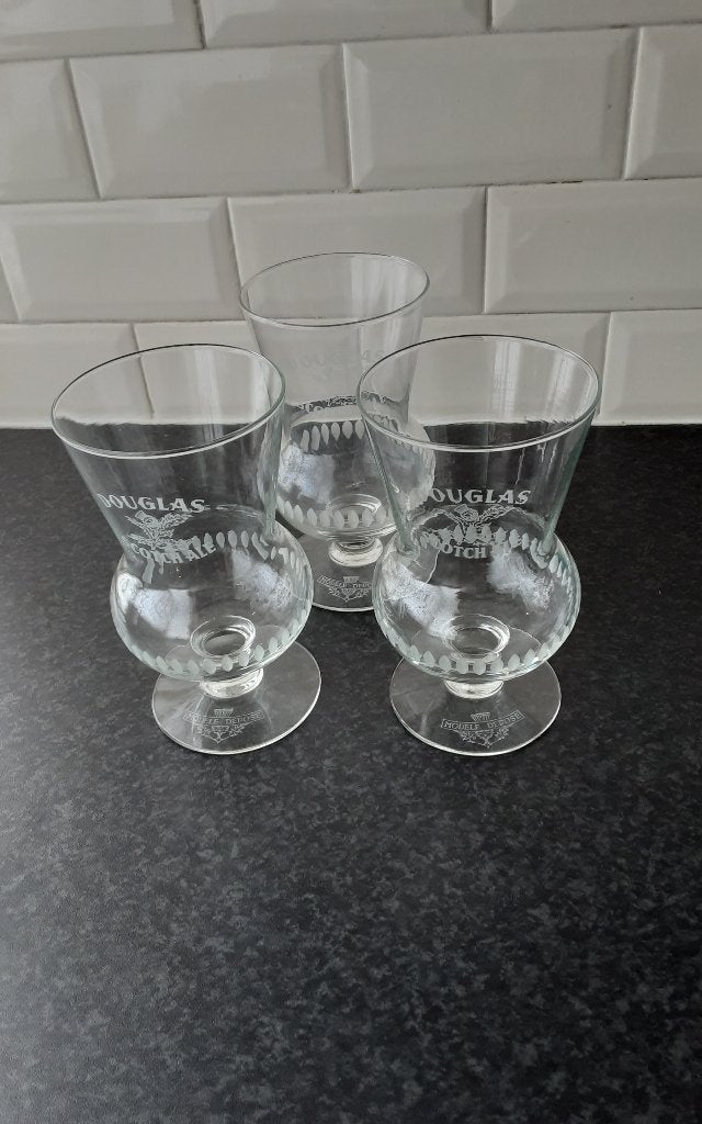DOUGLAS scotch whisky ALE glazen 3 stuks (gegraveerd), Verzamelen, Glas en Borrelglaasjes, Ophalen of Verzenden, Zo goed als nieuw