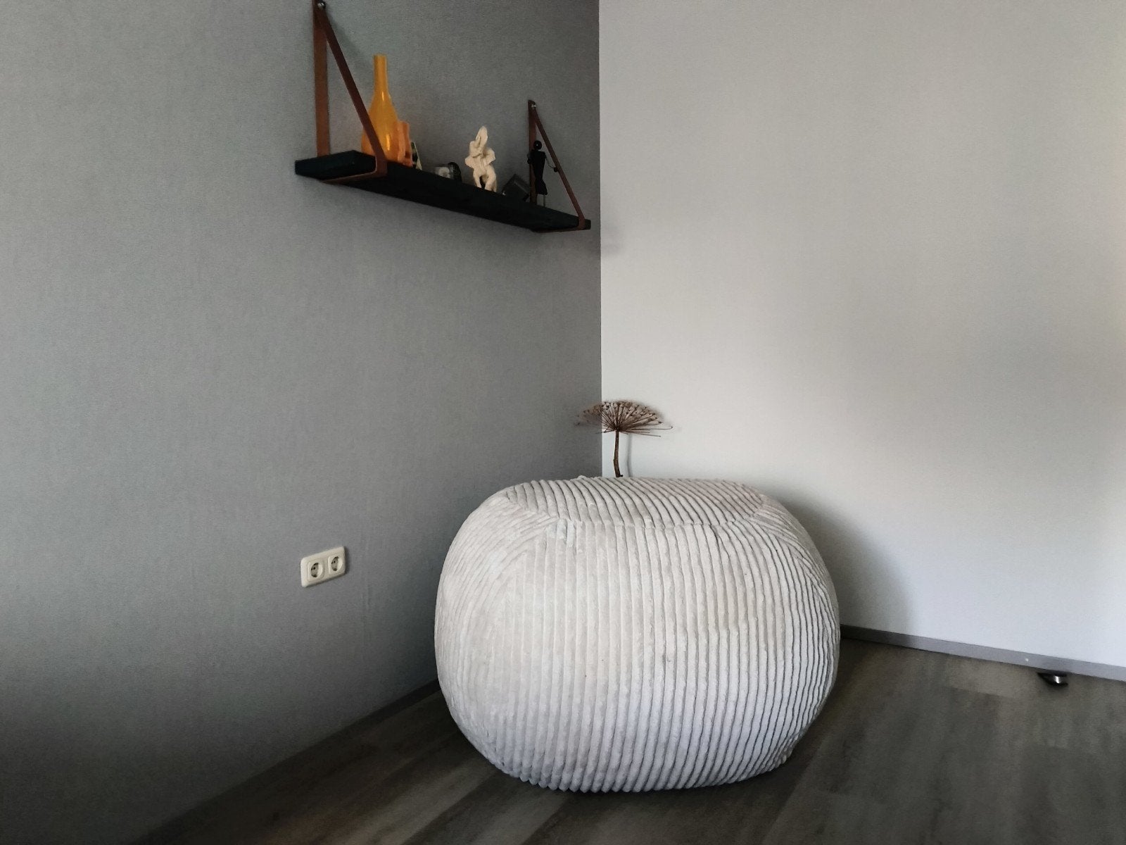 Grote ribcord poef lichtgrijs - Hoogte 70 cm, Breedte 90 cm, Rond, Zo goed als nieuw, 75 tot 100 cm, Stof