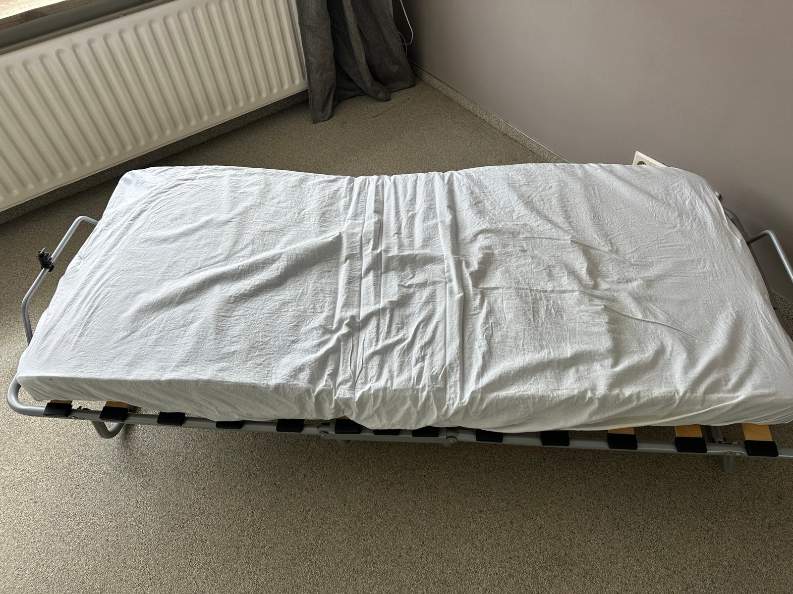 Opvouwbaar logeerbed met matras, Huis en Inrichting, Gebruikt, Eenpersoons, 80 cm, Metaal