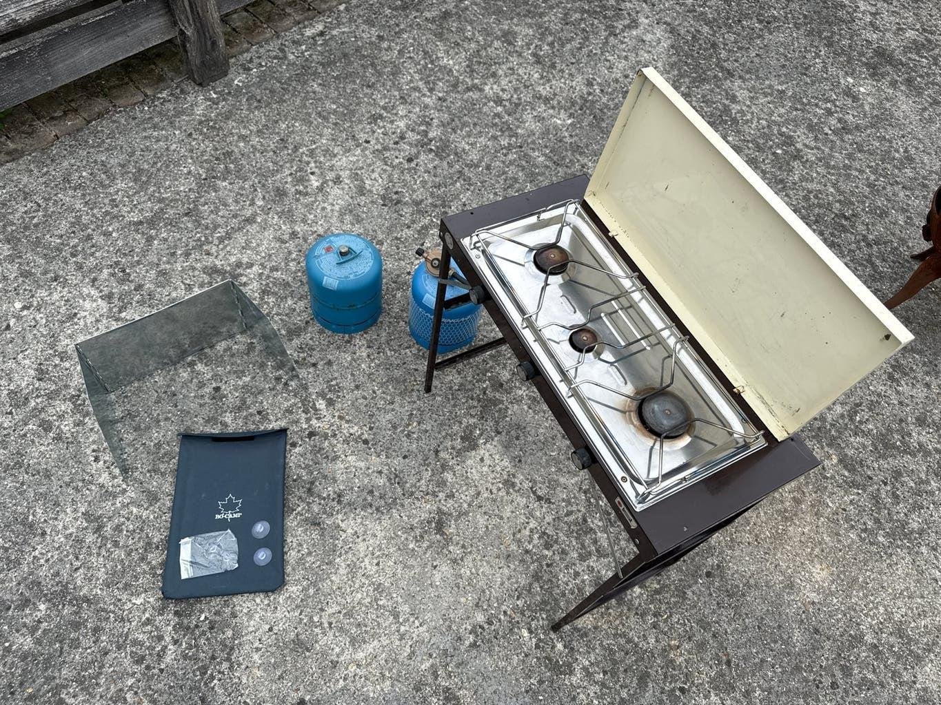 Campingaz 3-pits kooktoestel met gasflessen en windscherm, Ophalen, Gebruikt