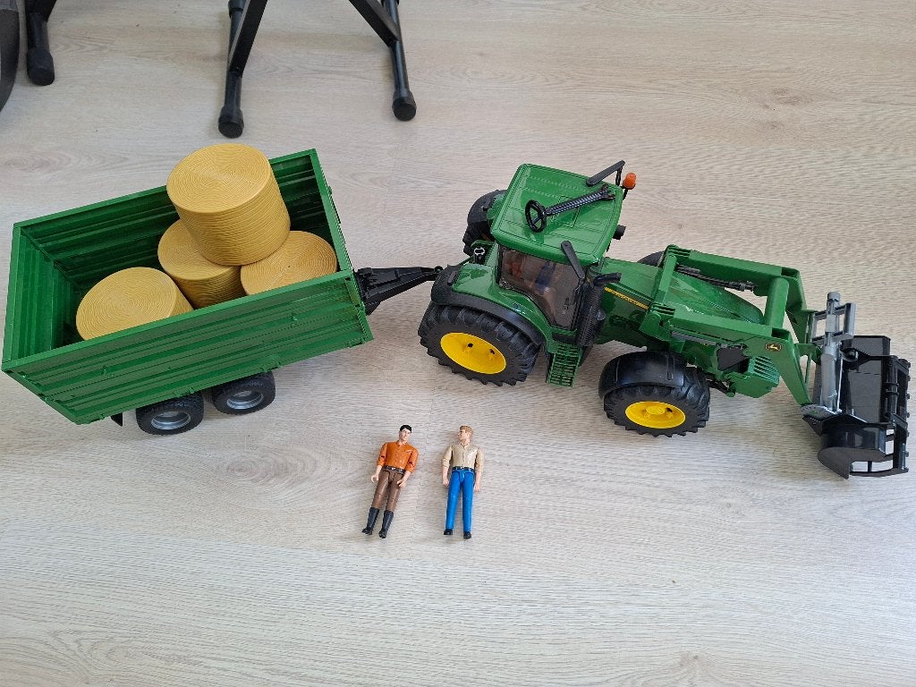 Bruder John Deere tractor + aanhanger, hooibalen, poppetjes, Ophalen, Zo goed als nieuw