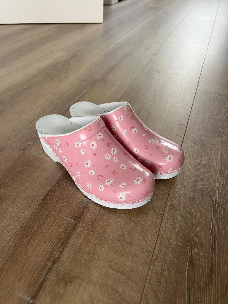 Te koop, nieuwe medische / zorg klompen!, Kleding | Dames, Schoenen, Nieuw, Werkschoenen, Roze, Ophalen of Verzenden