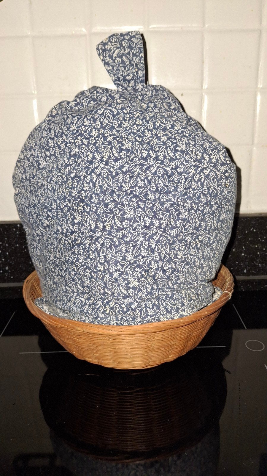 Theemuts met mandje - Blauw met bloemenprint, Ophalen of Verzenden, Natuurlijk materiaal, Overige typen, Gebruikt